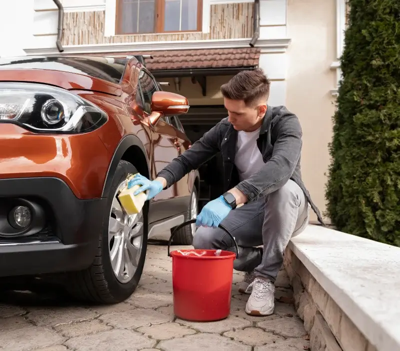 Lavage auto à domicile Valence-sur-Baïse : professionnel intervenant sur un véhicule